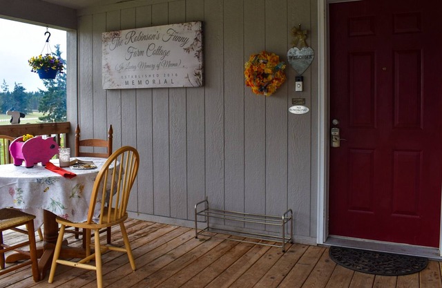 Perfect place for Families. Friendly animals to feed&pet, W/playground ONSITE