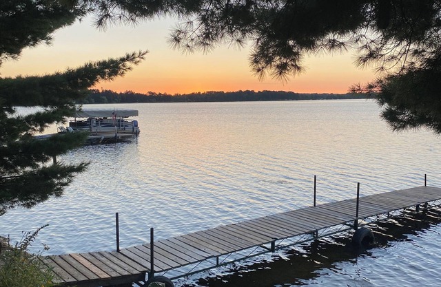 Perfect place for your next stay: Vintage cabin, quiet lake, and a classic sauna