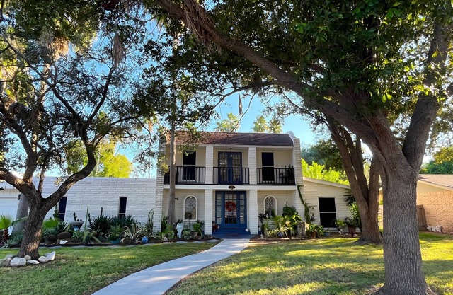 Perfect & Private - 2 lg bedrooms, huge kitchen, hot-tub & more "Summer Special"