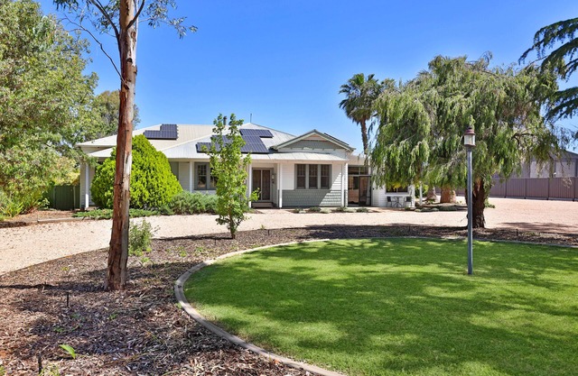 Perfect, quiet location, walking distance to Billabong, 8 Minute drive to town..