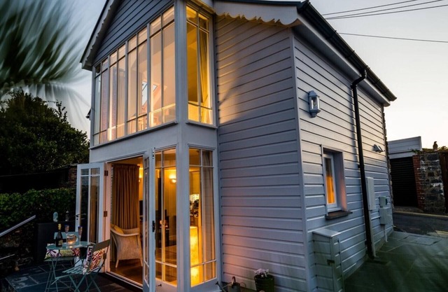 Perfect romantic retreat centrally located with sea views