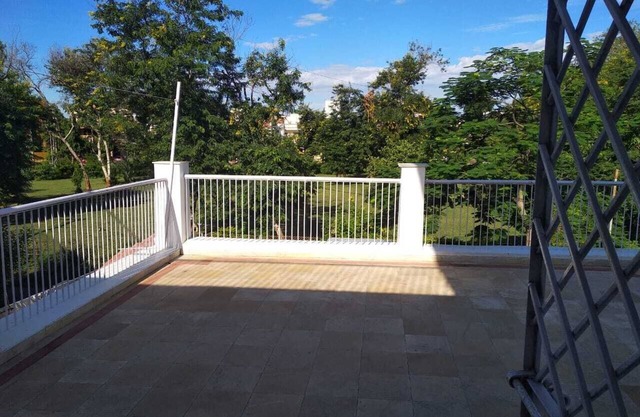 Habitación perfecta con balcón en Villa perfecta frente a parque abierto