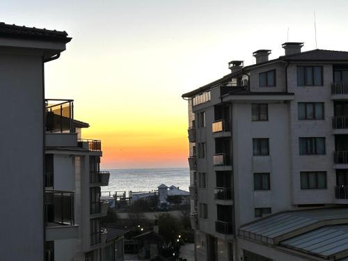 Perfect Sea and Pool View Long Beach Apartment