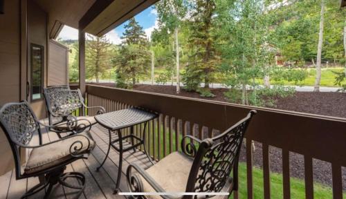 Perfect Summer Getaway! DV Lakeside Villa Spectacular Mtn Views with Pool and Hot Tub