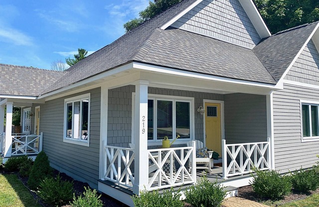 Perfect up north getaway! Walk to Beach, Downtown & Trails!