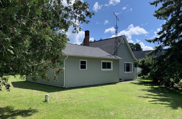 Perfect Up North getaway for groups near lakes, beaches, woods and trails!