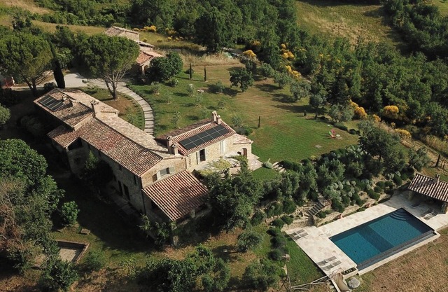 Casa de campo familiar perfecta para 12 personas con una impresionante piscina infinita y un gran jardín