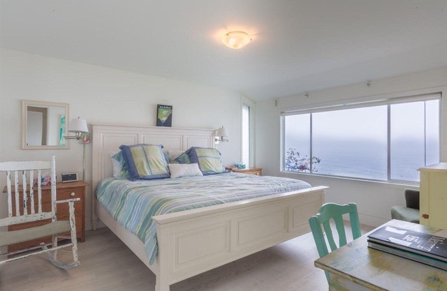 Perfectly Chic Waterfront Cottage Top Floor