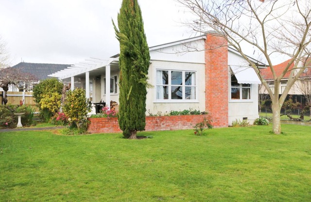 Perfectly located two bedroom fully fenced home (Pet Friendly)
