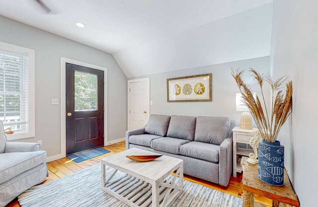 Perfectly located duplex with comfy layout & beach gear - steps from Main Street
