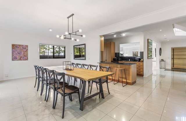 Perfectly Located 4-Bed House in Kensington