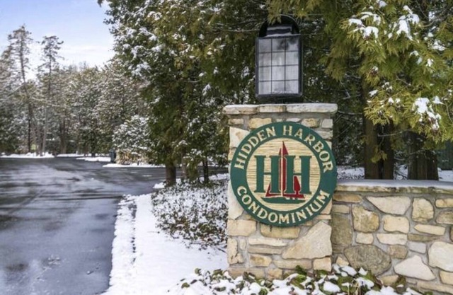 Perfectly located condo in Fish Creek steps away from restaurants & shoppings.