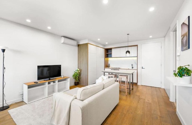 Perfectly Located Executive 1BR at Caulfield North