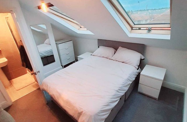 Perfectly Situated 2 Bedroom En-suite Maisonette in the Heart of Gloucester Road