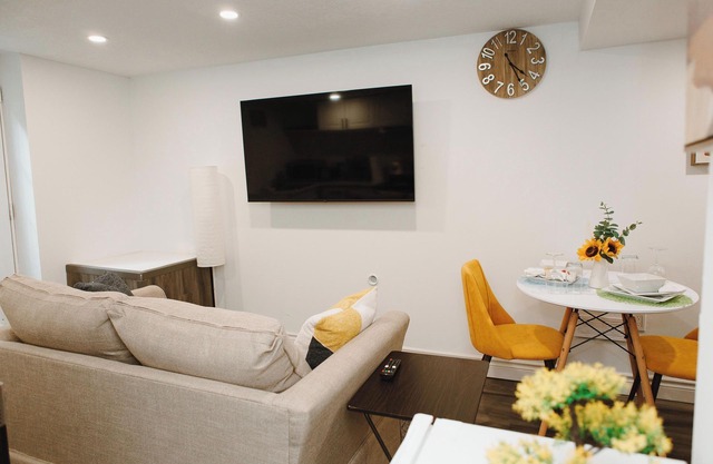 Perfectly Situated Cozy, Private 1 Bedroom Apartment With Separate Entrance