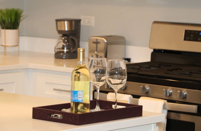 Perignon Castle Chicago 1BD 1BATH with Free Street Parking
