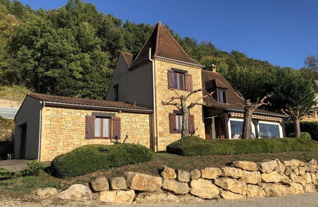Villa perigordina con vista panorámica y piscina climatizada.