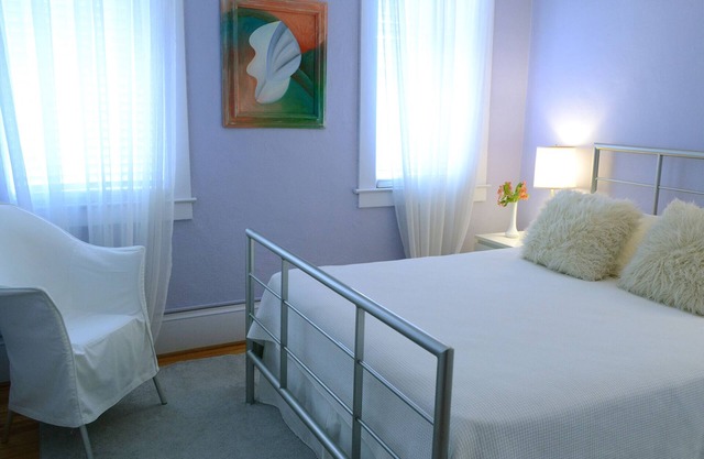 Periwinkle Room at Adora Inn - Plazas 2