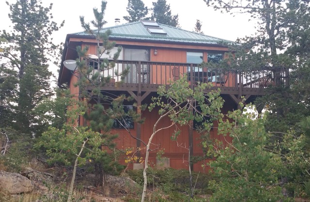 Aislada casa de montaña de dos pisos con hermosas vistas y amplios terrenos