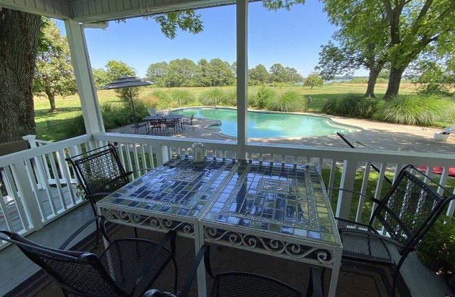 Persimmon Point Waterfront, Dock & Heated Pool Casual Comfortable Fun