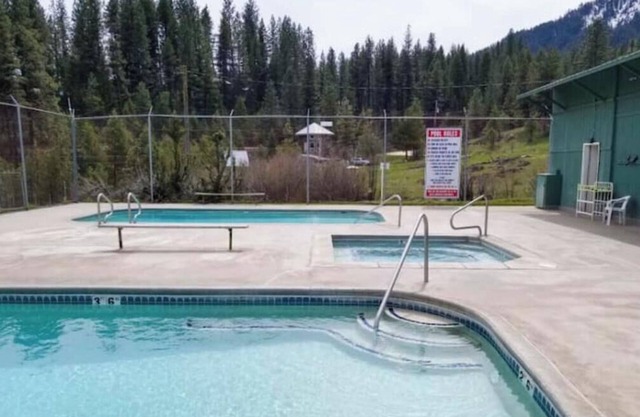 Pet Freindly 3 bedroom cabin, WiFi, AC in beutifull Garden Valley with comm pool