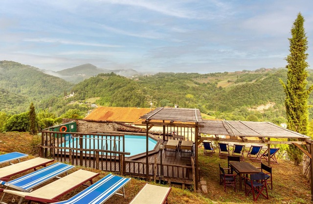 Casa de vacaciones que admite mascotas Il Castello con vistas a la montaña, piscina y Wi-Fi