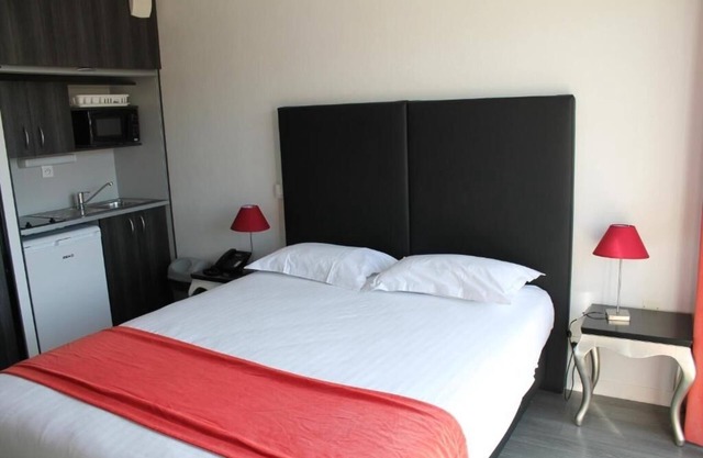 Pet-friendly Property! Outdoor Swimming Pools Near Parc du Château de Careil