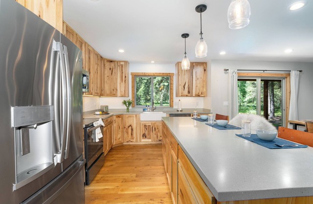 Pet Friendly + 12 Mins Drive to Downtown, Nearby Dining and Shopping!
