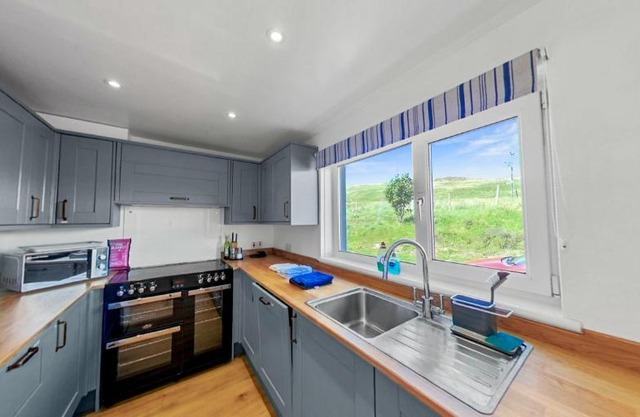 Pet Friendly 1Br Modernised Cottage with Fibre WiFi