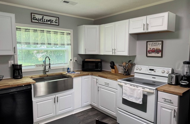 Pet-Friendly 1BR Near UT Medical & Downtown Quiet Stay with Parking