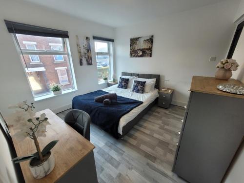 Pet Friendly 2-Bed Bond Street Home Near Marina & Town and Free Parking