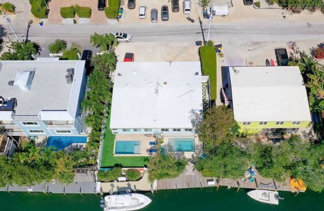 Pet Friendly 2 Bedroom in Venetian Shores Sleeps 10