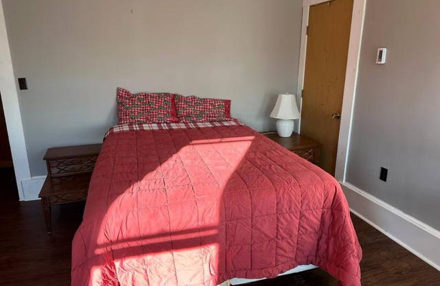 Pet friendly 2-bedroom house near downtown Bethel