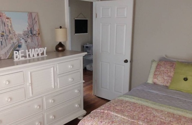 Pet Friendly 2 Bedroom Home in Downtown Clayton