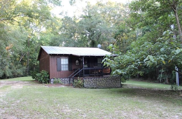 Pet friendly 2-bedroom cabin in quiet country setting yet short drive to coast