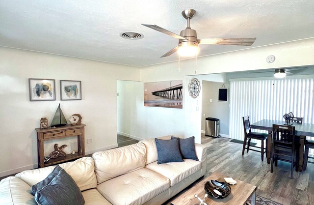 Pet-Friendly 2BR w/ Lanai & Fast WiFi Near Beach