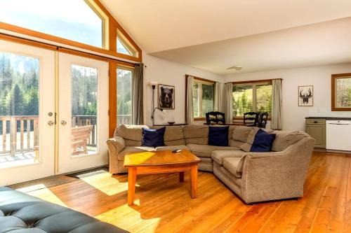 Pet Friendly 3 Bdrm Home with Hot Tub by StayIn