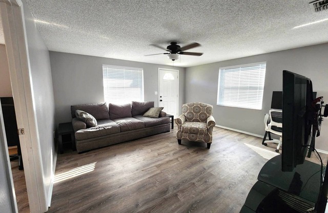 Pet Friendly 3 Bedroom Home With Fenced Yard