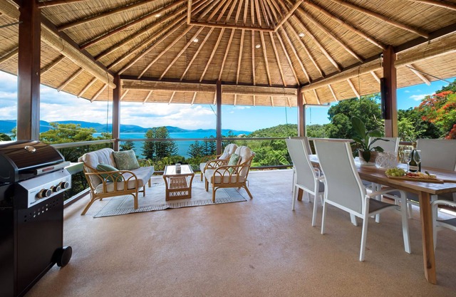 Pet Friendly 3 bedroom, 3 bathroom home with breath taking ocean views