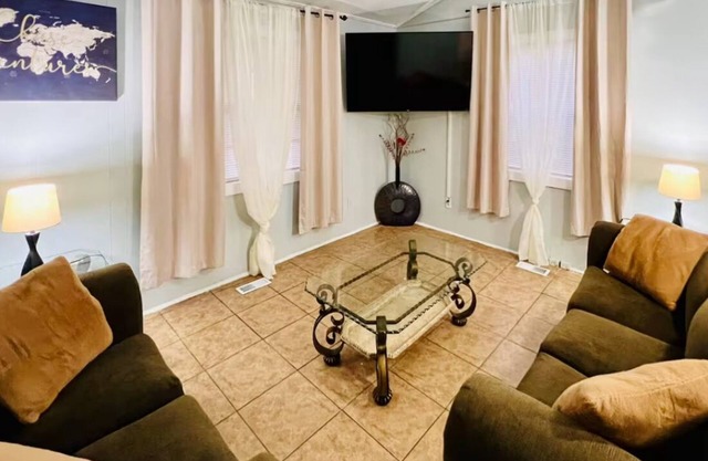 Pet friendly 3-bedroom home in Savannah near downtown and the coast!