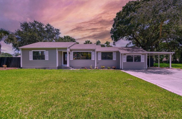 Pet-friendly 3bdr 2bath house close to airport, downtown, beach and restaurants.