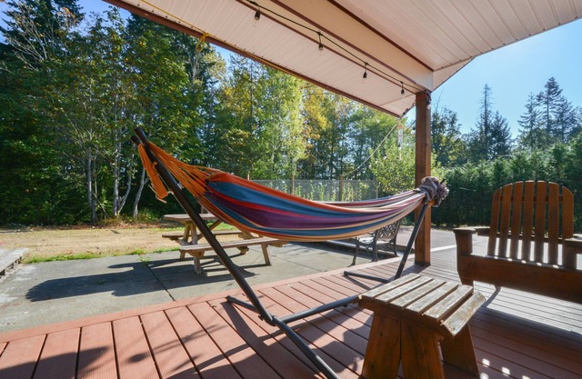 Pet Friendly 3bed w/ Pool Table, Backyard Creek