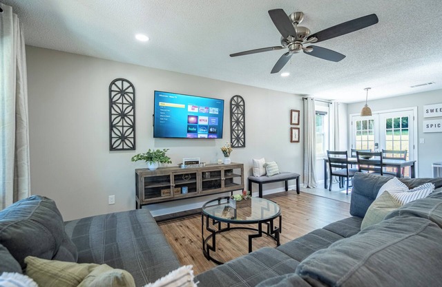 Save Midweek! Cozy Outdoor City Getaway + Pets OK