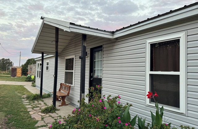 Pet friendly 4 bed 2 bath hot tub, outdoor shower, stage & rv sites for groups