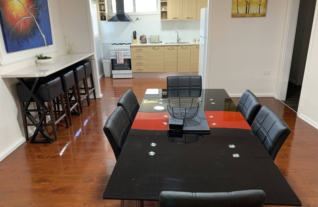Pet-Friendly 4-Bedroom Cabin, very close to Murray River, plenty of Parking