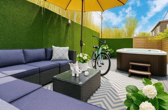 Pet Friendly 4BR 2 bath w/ New Hot Tub and Huge Deck in Ocean Beach near Seaview