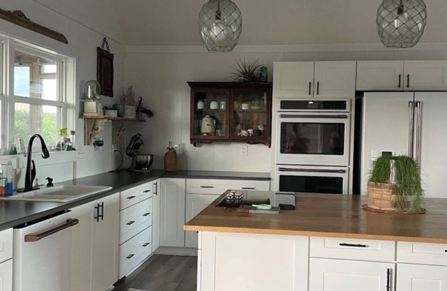 Pet Friendly 5-bedroom cottage just a 16-minute walk to Outer Banks Beaches