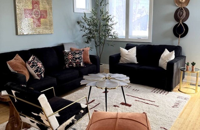 Pet friendly, 5 min to downtown, gated parking for 3 cars
