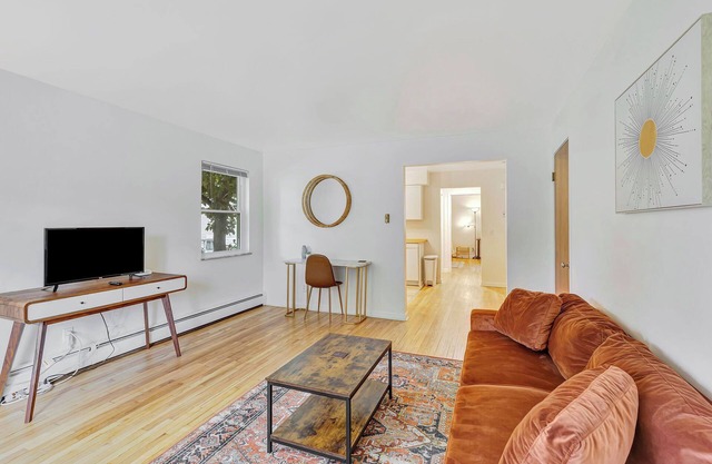 Pet Friendly, Newly Updated 1Bed/1Bath Perfect for Long Term Stays