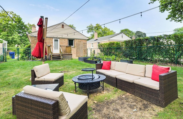Pet-Friendly Abode, 2 Mi to Dtwn Evanston!